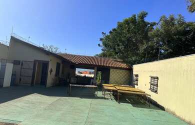 Imagem: O depósito possui 5 Vagas na garagem, 480m² de Área, Piscina