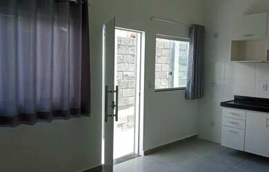 Imagem: A casa possui 1 Dormitório, 1 Banheiro, 1 Vaga na garagem