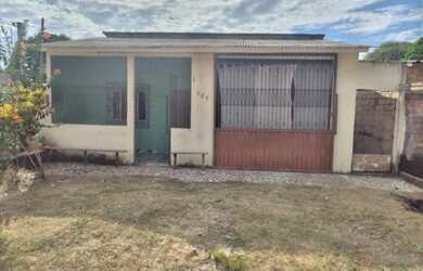 Imagem: A casa possui 3 Dormitórios, 2 Banheiros, 2 Vagas na garagem