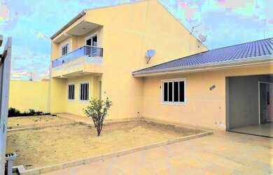 Imagem: A casa possui 3 Dormitórios, 3 Banheiros, 4 Vagas na garagem