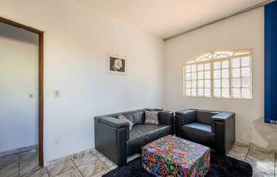 Imagem: A casa possui 4 Dormitórios, 4 Banheiros, 2 Vagas na garagem