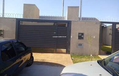 Imagem: A casa possui 3 Dormitórios, 2 Banheiros, 2 Vagas na garagem