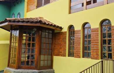 Imagem: A casa possui 4 Dormitórios, 2 Banheiros, 4 Vagas na garagem