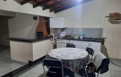 Imagem: A casa possui 3 Dormitórios, 2 Banheiros, 3 Vagas na garagem