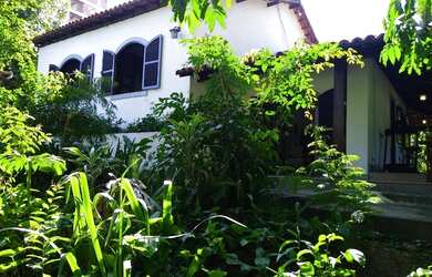 Imagem: A casa possui 3 Dormitórios, 2 Banheiros, 2 Vagas na garagem