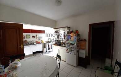 Imagem: A casa possui 3 Dormitórios, 2 Banheiros, 1 Vaga na garagem