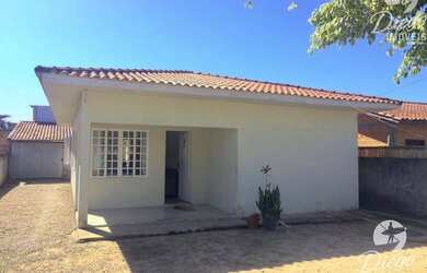 Imagem: A casa possui 3 Dormitórios, 2 Banheiros, 1 Vaga na garagem