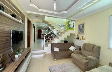 Imagem: A casa possui 4 Dormitórios, 3 Banheiros, 3 Vagas na garagem