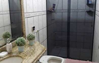 Imagem: A casa possui 3 Dormitórios, 2 Banheiros, 2 Vagas na garagem