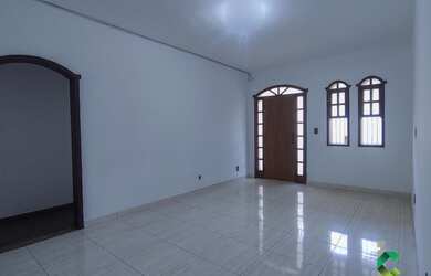 Imagem: A casa possui 3 Dormitórios, 2 Banheiros, 1 Vaga na garagem