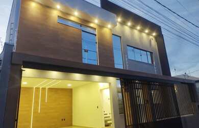 Imagem: A casa possui 3 Dormitórios, 1 Banheiro, 2 Vagas na garagem