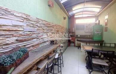 Imagem: A casa possui 3 Dormitórios, 1 Banheiro, 2 Vagas na garagem