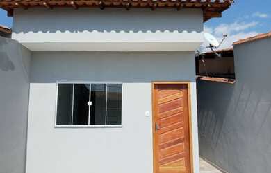 Imagem: A casa possui 2 Dormitórios, 2 Banheiros, 2 Vagas na garagem