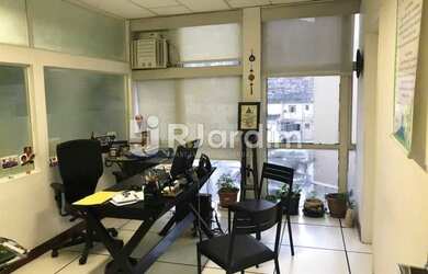 Imagem: O depósito possui 1 Vaga na garagem e 170m² de Área e está