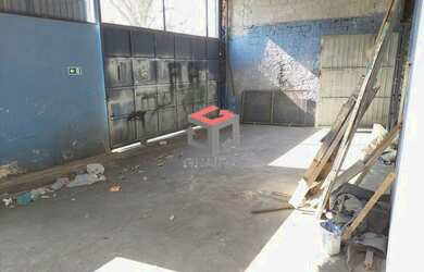 Imagem: O depósito possui 3 Vagas na garagem, 303m² de Área e está