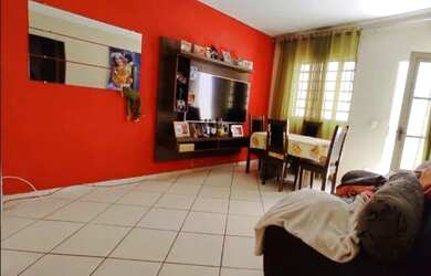 Imagem: A casa possui 2 Dormitórios, 1 Banheiro, 1 Vaga na garagem