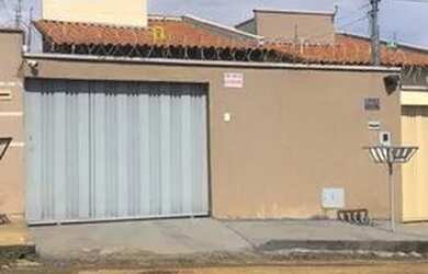 Imagem: A casa possui 2 Dormitórios, 2 Banheiros e 2 Vagas na garagem