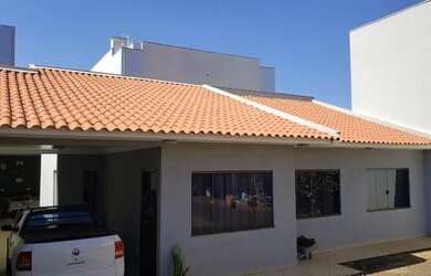 Imagem: A casa possui 3 Dormitórios, 2 Banheiros, 4 Vagas na garagem