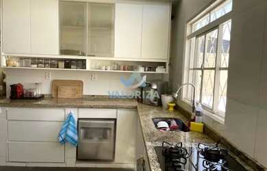 Imagem: A casa possui 4 Dormitórios, 3 Banheiros, 3 Vagas na garagem