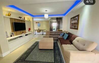 Imagem: A casa possui 4 Dormitórios, 2 Banheiros, 5 Vagas na garagem