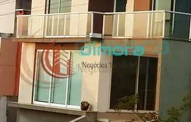 Imagem: A casa possui 3 Dormitórios, 5 Banheiros, 4 Vagas na garagem