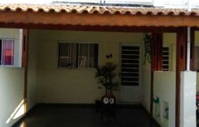 Imagem: A casa possui 2 Dormitórios, 2 Banheiros, 2 Vagas na garagem