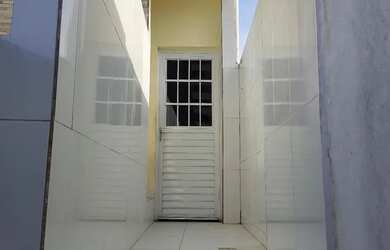 Imagem: A casa possui 2 Dormitórios, 1 Banheiro, Varanda e está localizado