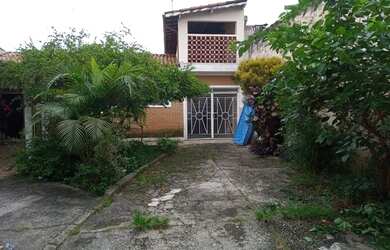 Imagem: A casa possui 3 Dormitórios, 2 Banheiros, 5 Vagas na garagem