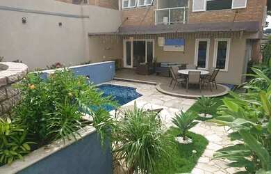 Imagem: A casa possui 4 Dormitórios, 3 Banheiros, 4 Vagas na garagem