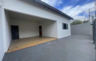 Imagem: A casa possui 3 Dormitórios, 2 Banheiros, 3 Vagas na garagem