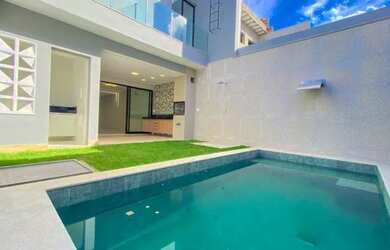 Imagem: A casa possui 3 Dormitórios, 2 Vagas na garagem e 190m² de