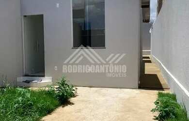 Imagem: A casa possui 3 Dormitórios, 1 Banheiro, 1 Vaga na garagem