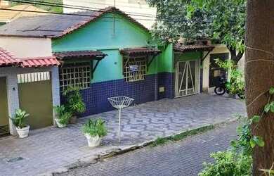 Imagem: A casa possui 3 Dormitórios, 1 Banheiro, 1 Vaga na garagem