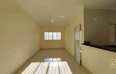 Imagem: A casa possui 2 Dormitórios, 2 Banheiros, 2 Vagas na garagem