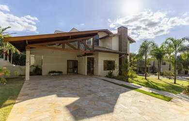 Imagem: A casa possui 5 Dormitórios, 4 Banheiros, 5 Vagas na garagem