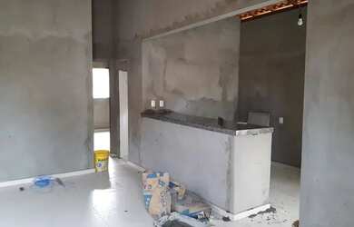 Imagem: A casa possui 2 Dormitórios, 1 Banheiro, 2 Vagas na garagem