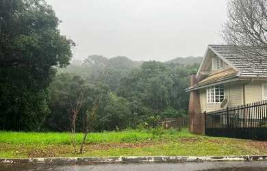 Imagem: O terreno possui 450m² de Área e está localizado em Gramado
