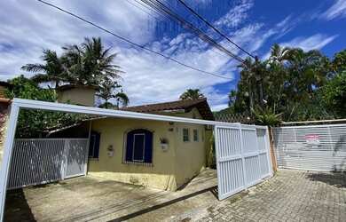 Imagem: A casa possui 3 Dormitórios, 2 Banheiros, 1 Vaga na garagem
