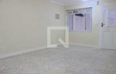 Imagem: A casa possui 4 Dormitórios, 2 Banheiros, 2 Vagas na garagem