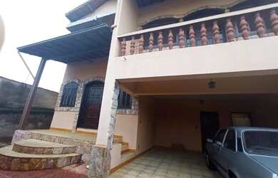 Imagem: A casa possui 4 Dormitórios, 4 Banheiros, 2 Vagas na garagem