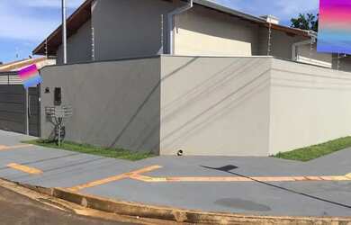 Imagem: A casa possui 1 Dormitório, 1 Banheiro, 1 Vaga na garagem e