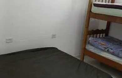 Imagem: A casa possui 1 Dormitório, 1 Banheiro, 1 Vaga na garagem