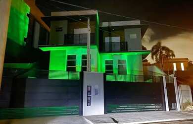 Imagem: A casa possui 3 Dormitórios, 4 Banheiros, 2 Vagas na garagem