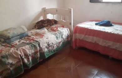 Imagem: A casa possui 2 Dormitórios, 1 Banheiro, 2 Vagas na garagem