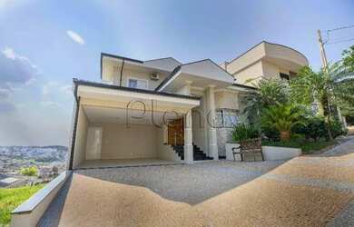 Imagem: A casa possui 3 Dormitórios, 2 Banheiros, 3 Vagas na garagem