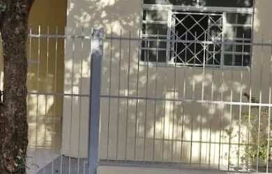 Imagem: A casa e possui 2 Dormitórios, 1 Banheiro, 1 Vaga na garagem