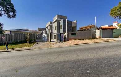 Imagem: A casa possui 3 Dormitórios, 4 Banheiros, 1 Vaga na garagem