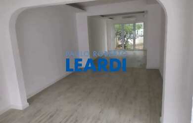 Imagem: O depósito possui 5 Vagas na garagem, 240m² de Área e está