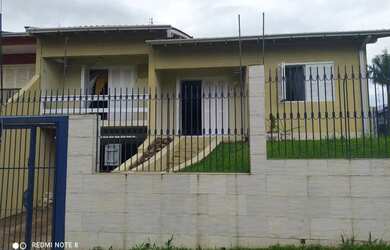 Imagem: A casa possui 3 Dormitórios, 1 Banheiro, 1 Vaga na garagem