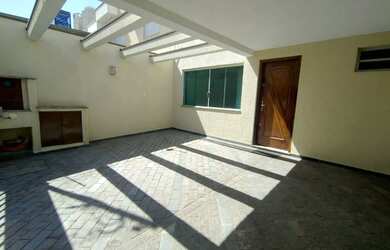 Imagem: A casa possui 3 Dormitórios, 1 Banheiro, 2 Vagas na garagem